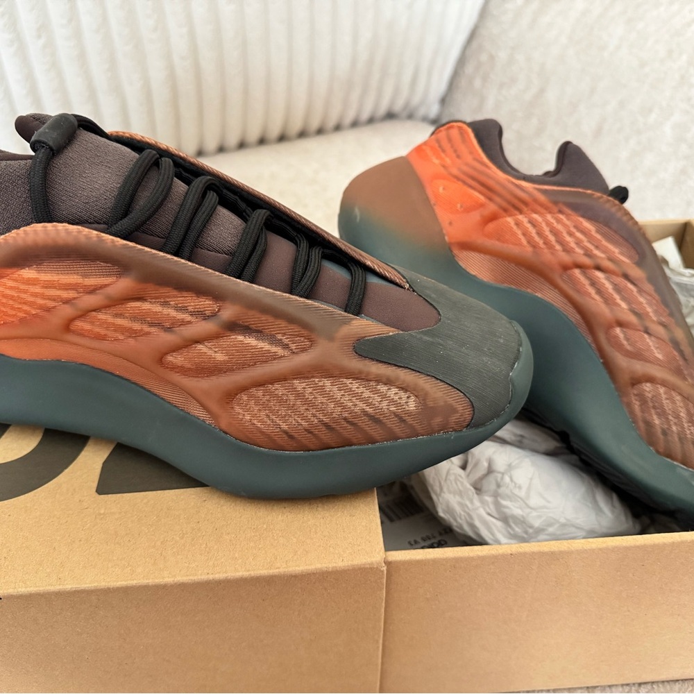 Yeezy 700 9.5 Men’s Copper Fade